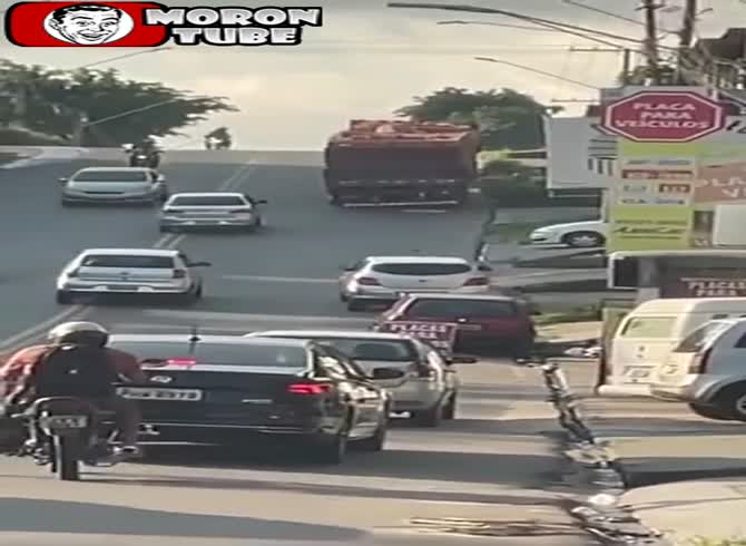 Video :On the road, a truck that is overloaded falls